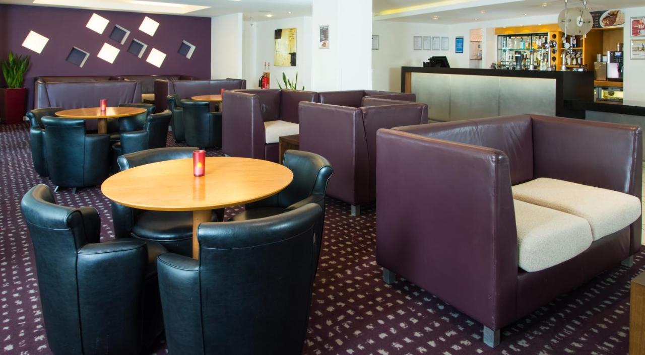 Holiday Inn Express Hemel Hempstead, An Ihg Hotel Dış mekan fotoğraf