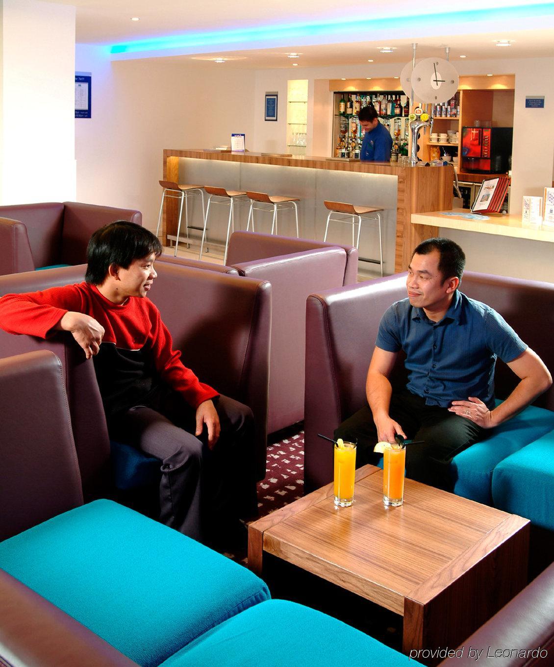 Holiday Inn Express Hemel Hempstead, An Ihg Hotel Restoran fotoğraf