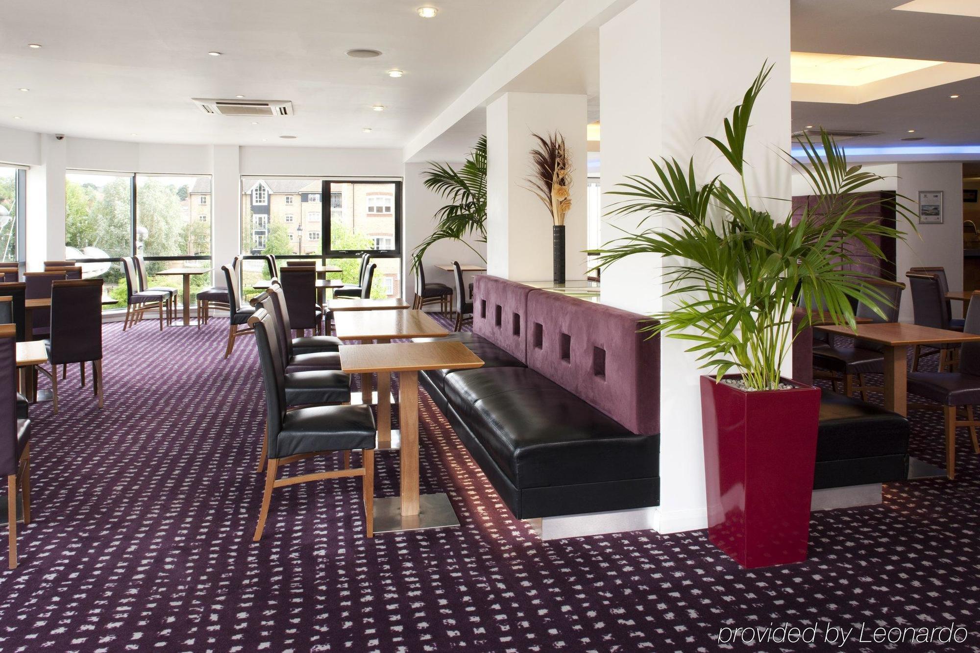 Holiday Inn Express Hemel Hempstead, An Ihg Hotel Dış mekan fotoğraf