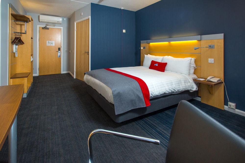 Holiday Inn Express Hemel Hempstead, An Ihg Hotel Dış mekan fotoğraf