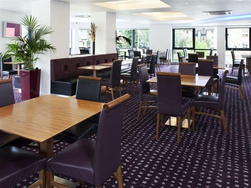 Holiday Inn Express Hemel Hempstead, An Ihg Hotel Dış mekan fotoğraf