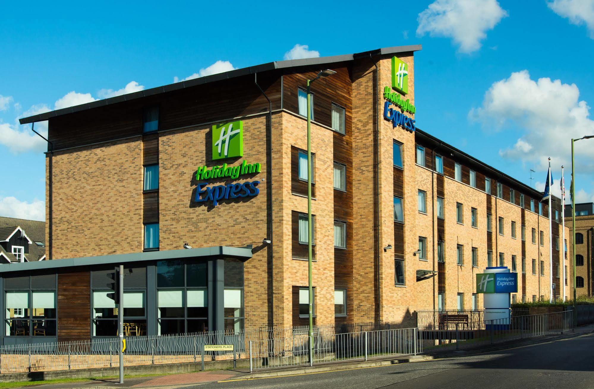 Holiday Inn Express Hemel Hempstead, An Ihg Hotel Dış mekan fotoğraf